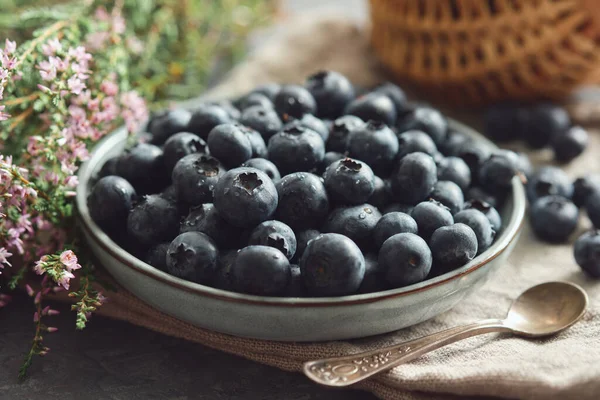 Placa Azul Arándanos Frescos Flores Brezo Mesa Cocina — Foto de Stock