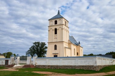 Peter ve Paul 'un eski Katolik kilisesi Novy Sverzhen köyü, Stolbtsy bölgesi, Minsk bölgesi, Belarus.
