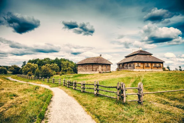 Casa étnica en el paisaje rural — Foto de Stock