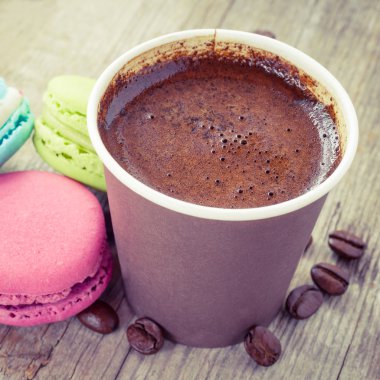 macaroons ve espresso kahve üzerinde eski ahşap rustik masa
