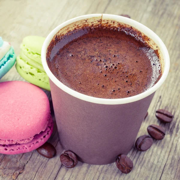 Macaroons ve espresso kahve üzerinde eski ahşap rustik masa — Stok fotoğraf