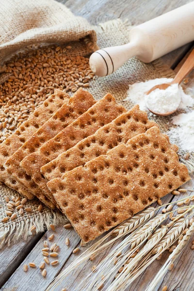 Grain rye Crispbread, cereal crackers on rustic table — Stock Photo, Image