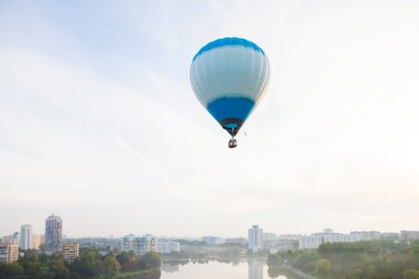 Minsk, Beyaz Rusya. 13-Eylül-2014: sıcak hava balon uçan görünümü