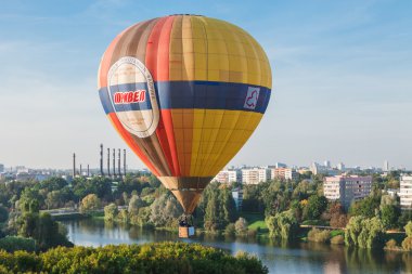 Minsk, Beyaz Rusya. 12-Eylül-2014: sıcak hava balon uçan görünümü