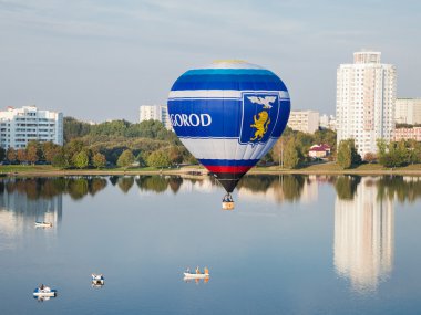 Minsk, Beyaz Rusya. 13-Eylül-2014: sıcak hava balon uçan görünümü
