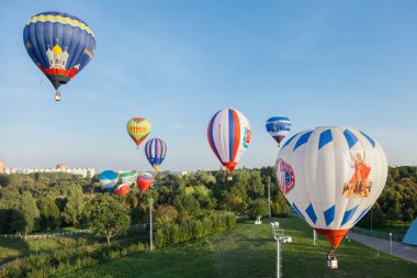 Minsk, Beyaz Rusya. 12-Eylül-2014: sıcak hava balon uçan görünümü