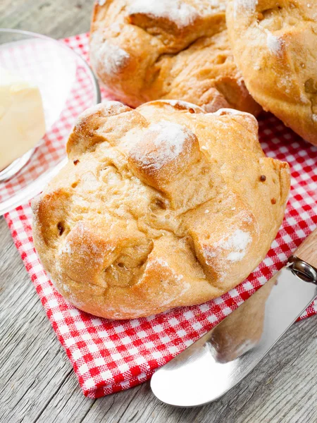 Kepekli Fransız ekmeği ve mutfak masasının üzerine tereyağı — Stok fotoğraf