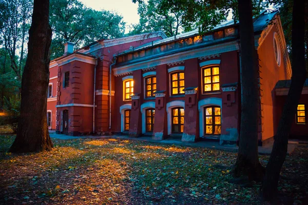Загадковий будинок на Хеллоуїн з жовтим світлом з вікна пізно — стокове фото