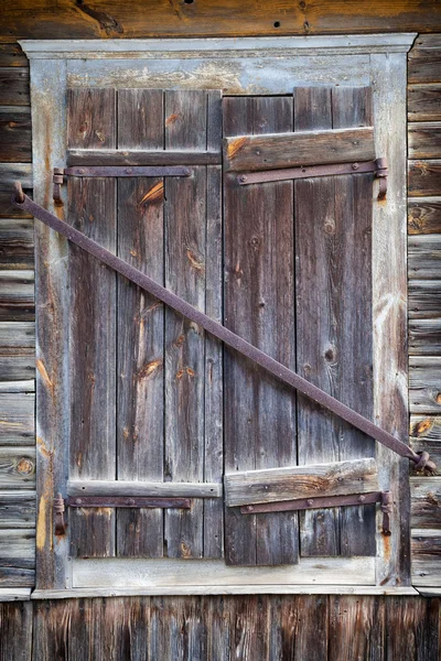 Ventana rústica de la antigua casa de madera —  Fotos de Stock