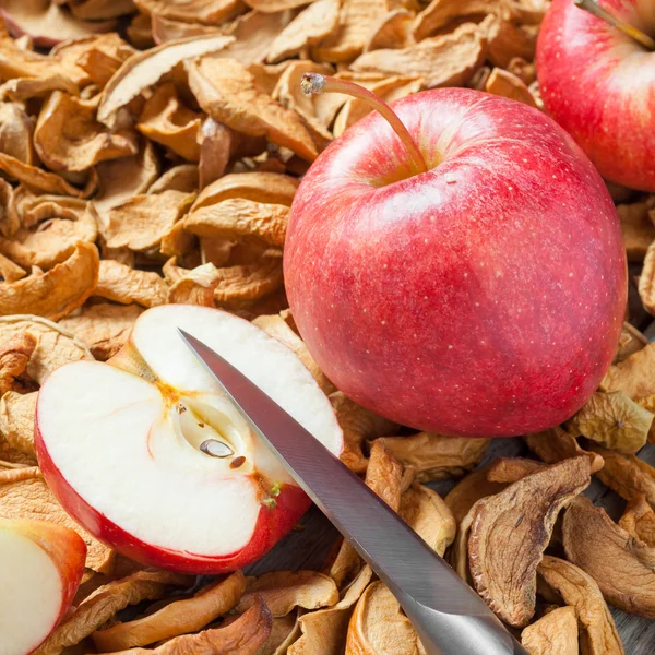 Plasterki jabłka suszone, nóż i czerwony czerwony jabłko świeże owoce — Zdjęcie stockowe