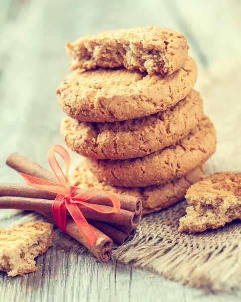 Házi zab cookie-kat és a fahéjat — Stock Fotó