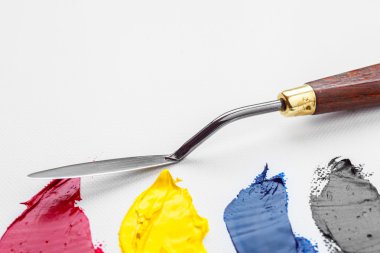 Palet Bıçağı closeup ve beyaz sanatçı tuval üzerine yağlı boya