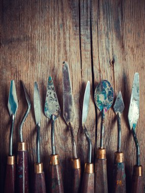 Sanatçı paleti kümesi eski ahşap rustik masa üzerinde retro s bıçaklar