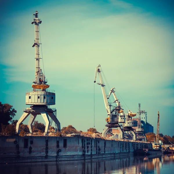 Gru di lavoro per il carico presso le banchine dei cantieri navali nel porto fluviale . — Foto Stock