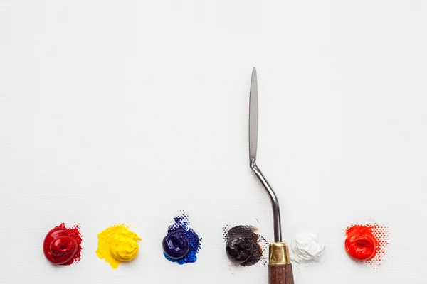 Paleta cuchillo y pintura al óleo sobre lienzo artista de lino — Foto de Stock