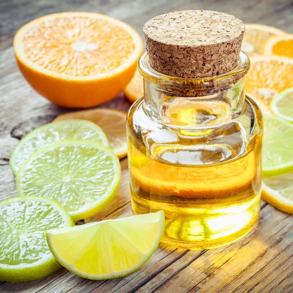 Óleo essencial de citrinos e fatia de frutos maduros: laranja, limão e — Fotografia de Stock