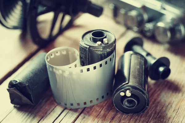 Oude foto film rollen, cassette en retro camera. — Stockfoto