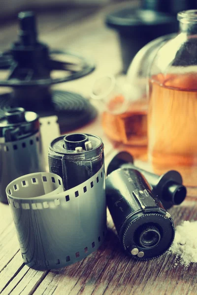 Oude foto film rollen, cassette en chemische reagentia voor fotograaf — Stockfoto