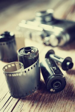 Eski Foto film rulo, kaset ve retro kamera.