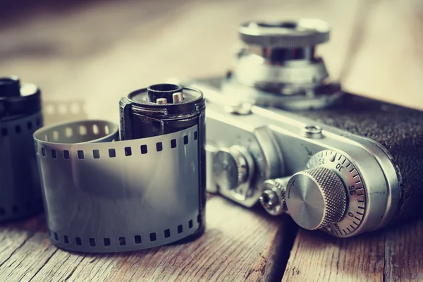 Old photo film rolls, cassette and retro camera, selective focus — Stock Photo, Image