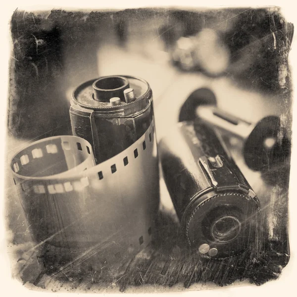 Vecchi rotoli di pellicole fotografiche, cassette e fotocamera retrò. Foto vintage s — Foto Stock