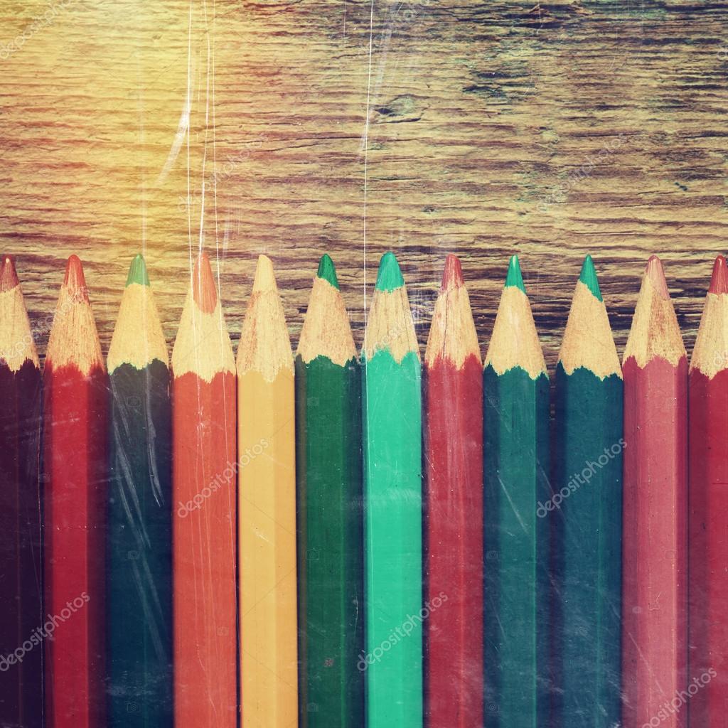 Riga delle matite colorate disegno sulla vecchia scrivania Immagine stilizzata dell annata — Foto di ChamilleWhite