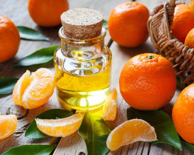 Şişe temel narenciye petrol ve yaprakları o ile olgun mandalina