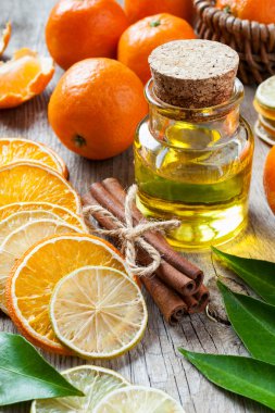 Şişe temel narenciye petrol, kurutulmuş portakal ve limon dilimleri, c