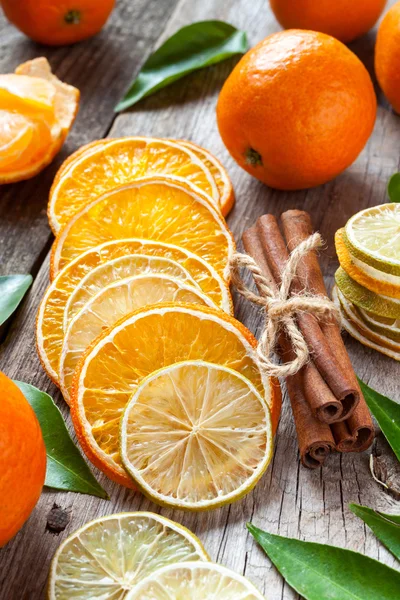 Fatias de laranja e limão secas, paus de canela e tangerina madura — Fotografia de Stock