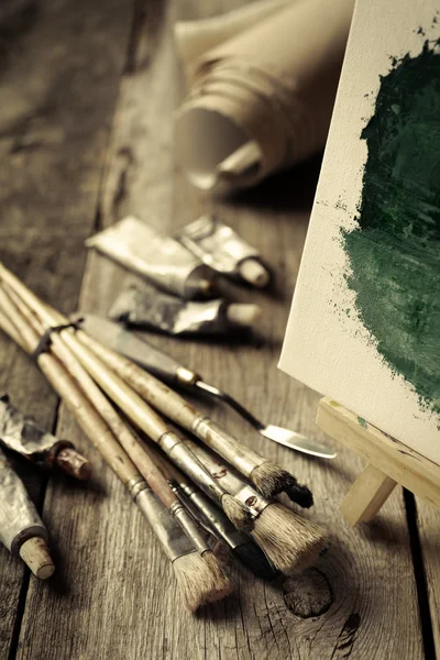 Artistic paintbrushes, tubes of oil paint, palette knife and eas — Stock Photo, Image