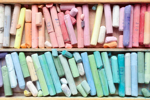 Pastel lápis de cera em caixa de artista de madeira closeup, vista superior . — Fotografia de Stock