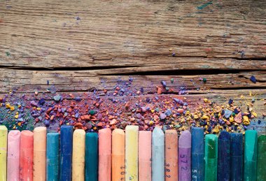 Pastel boya kalemi ve pigment toz rustik ahşap zemin üzerine.