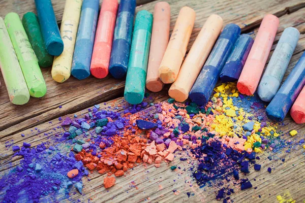 Sammlung von regenbogenfarbenen Pastellkreiden mit Pigmentstaub. — Stockfoto