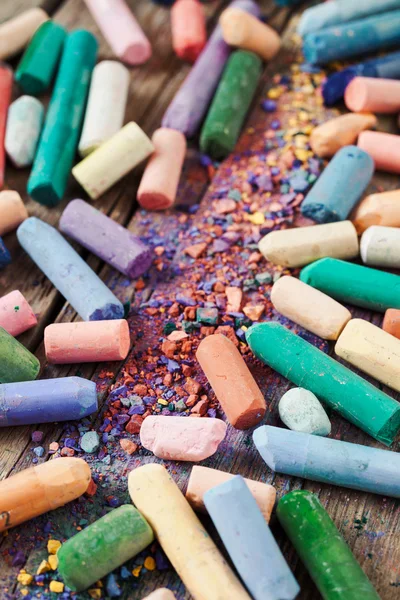 Coleção de lápis de cor arco-íris pastel com pó de pigmento o — Fotografia de Stock