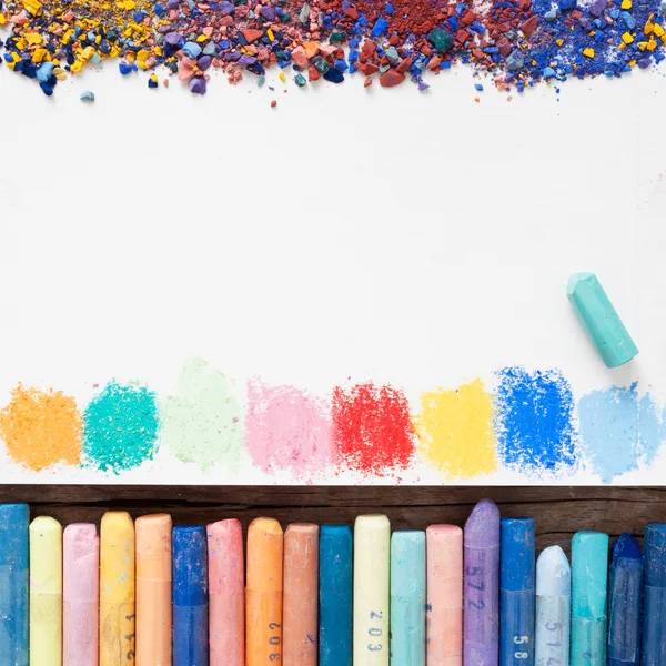 Pastel lápis de cera e folha de papel de caderno de esboços com manchas de dor — Fotografia de Stock