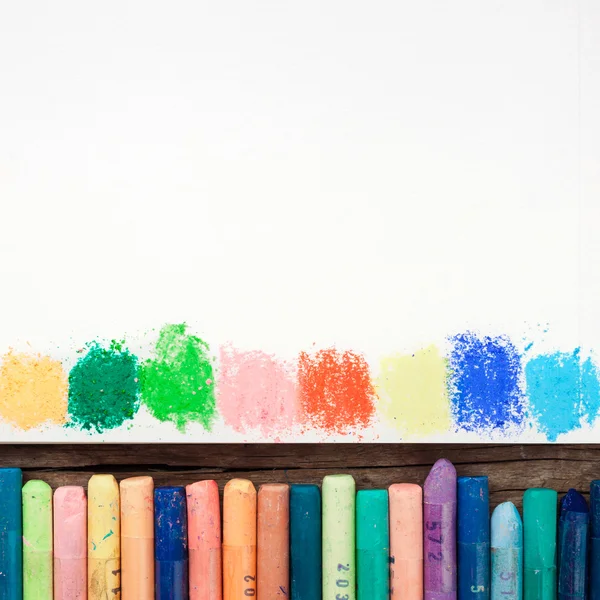 Lápices de colores pastel y hoja de papel blanco de cuaderno de bocetos con manchas de —  Fotos de Stock