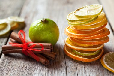 Kurutulmuş portakal ve limon dilimleri, kireç ve tarçın yığını