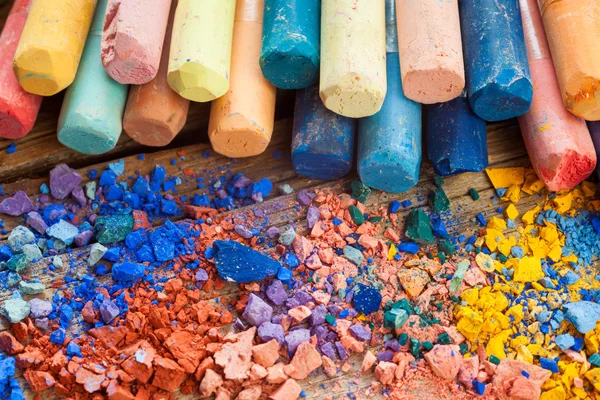Samling av rainbow färgad pastell kritor med krossad krita — Stockfoto