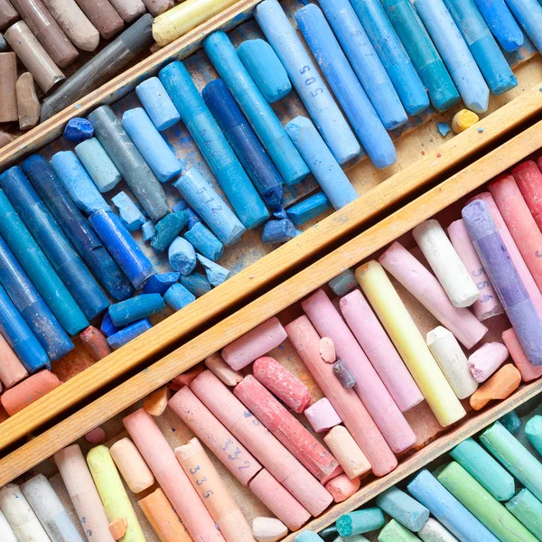 Crayons pastel multicolores professionnels dans une boîte d'artiste en bois, t — Photo