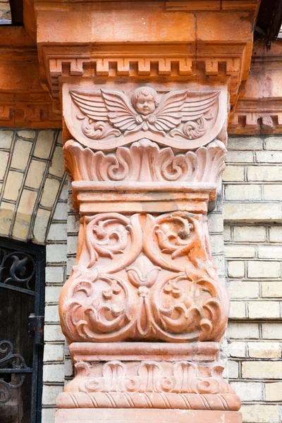 Detail einer alten Säule an der Fassade — Stockfoto