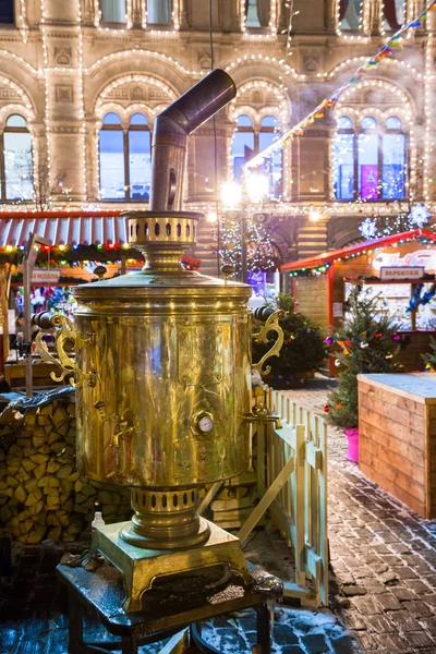 Christmas fair (market) at night on Red square. Moscow, Russia. — Stock Photo, Image