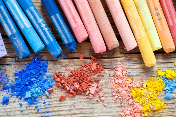 Rainbow cor pastel giz crayons com esmagado closeup giz em des — Fotografia de Stock