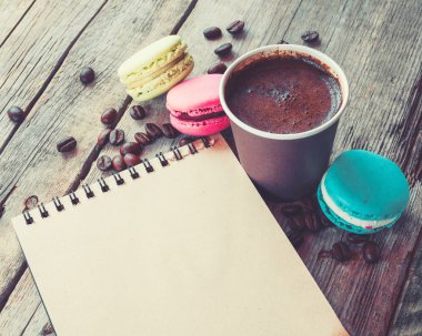 Bademli kurabiye kurabiye, espresso kahve Kupası ve kroki üzerinde ahşap kitap