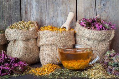 Kendir çanta ve sağlıklı çay bardağı, bitkisel medici şifalı otlar