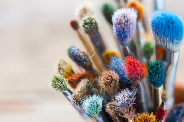 Bunch of artist paintbrushes closeup, foco seletivo . — Fotografia de Stock