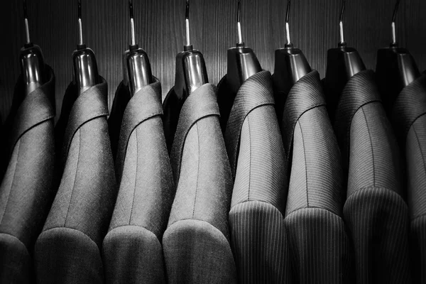 Hilera de chaquetas de traje de hombre. Imagen en blanco y negro . — Foto de Stock