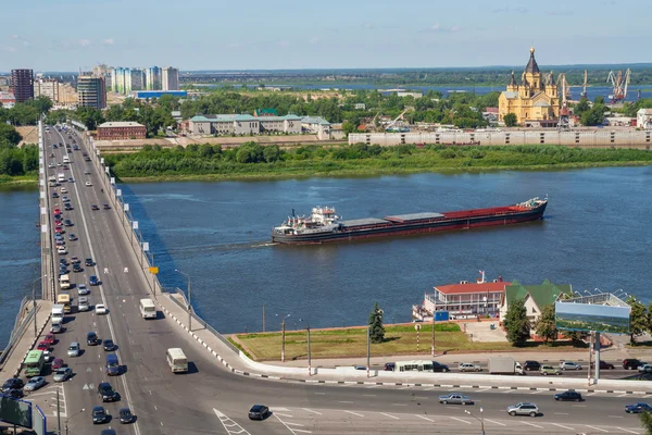 Vista da cidade de Nizhny Novgorod, ponte sobre o rio. Rússia — Fotografia de Stock