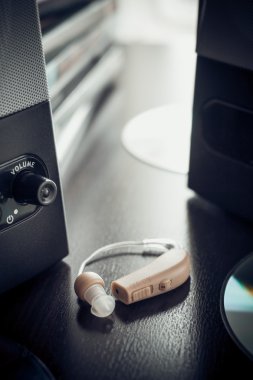 İşitme cihazı ve müzik hoparlör Vintage stilize fotoğraf.