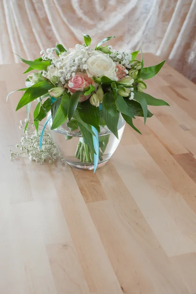 Bouquet da sposa per sposa sul tavolo — Foto Stock