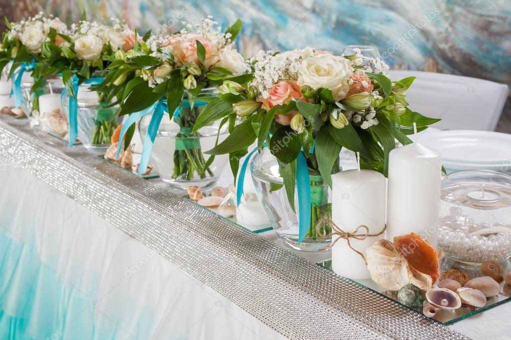 Beautiful bouquets of roses and decorations on table in wedding day. \u2014 Foto di ChamilleWhite